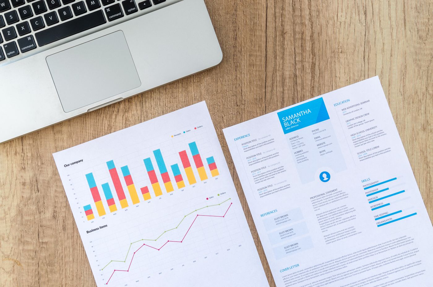 Straße in einer Finanzgegend mit Bürogebäuden, im Vordergrund eine Person mit Notizbuch